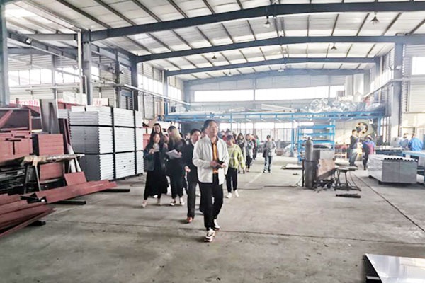 南理工国际贸易40余名学生走进乐彩汇喷粉房厂家